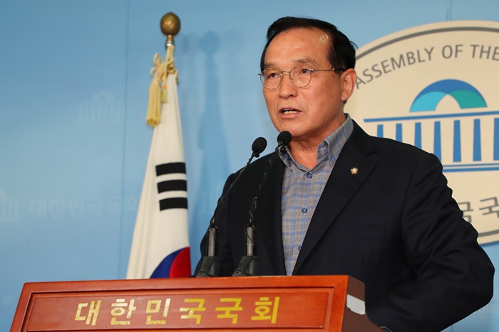 김중로 바른미래당 의원이 22일 오후 서울 여의도 국회 정론관에서 기자회견을 열고 한일군사정보보호협정(지소미아·GSOMIA) 종료 반대를 촉구하고 있다. /뉴시스
