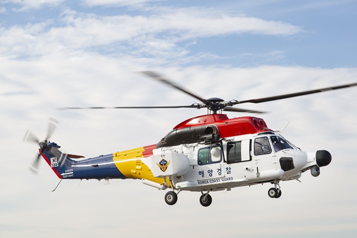 한국항공우주산업㈜(이하 KAI)은 20일, 수리온을 기반으로 개발한 해양경찰헬기 KUH-1CG(Coast Guard·사진) 2대를 해양경찰청에 인도했다고 밝혔다. 경찰, 산림, 소방에 이어 해경에 납품하면서 수리온은 주요 정부기관용 헬기 플랫폼을 모두 갖추게 됐다. / KAI