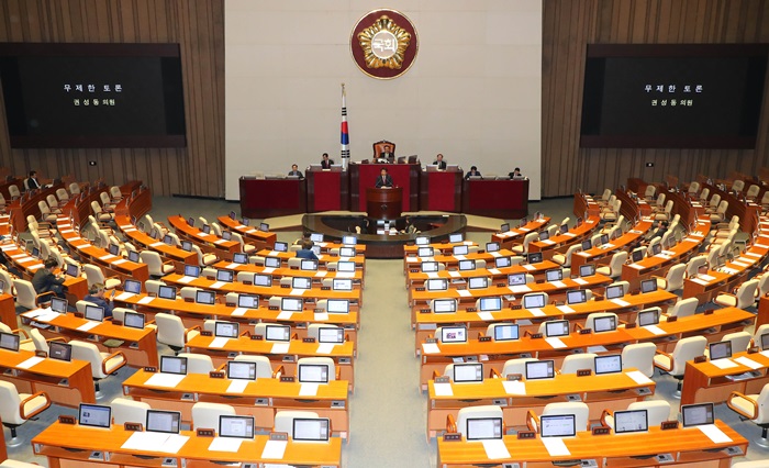 권성동 자유한국당 의원이 24일 서울 여의도 국회 본회의장에서 열린 본회의에서 세 번째로 나와 공직선거법 개정안에 대한 무제한 토론을 하고 있다. /뉴시스