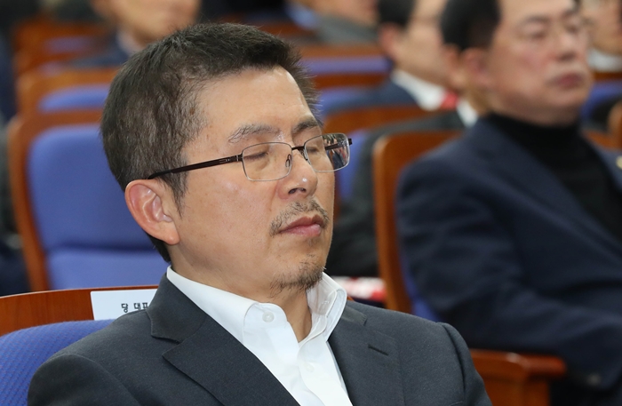 황교안 자유한국당 대표가 의원총회에 참석해 눈을 감은 채 개의를 기다리고 있다. /뉴시스