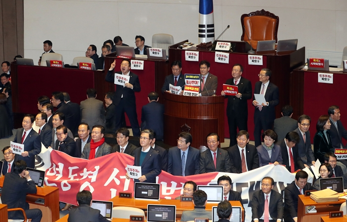 자유한국당 의원들이 국회 본회의장 의장석과 발언대를 포위하고 선거법 처리를 물리적으로 저지하고 있다. /뉴시스