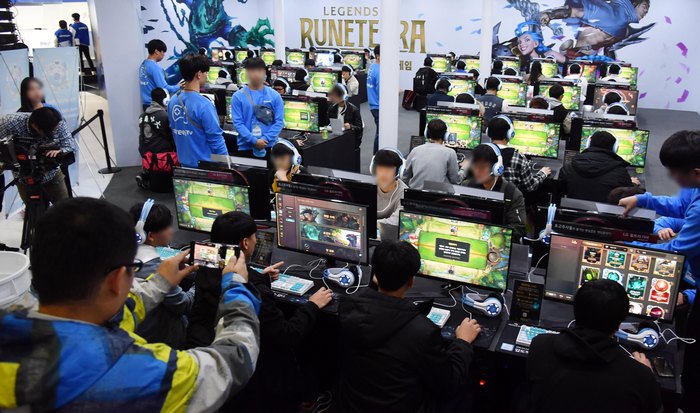 중국의 판호 발급 중단의 여파로 지난해 PC게임 수출액이 1년 만에 모바일게임 수출액을 앞질렀다. 사진은 지난달 열린 '지스타 2019' 개막 당일 모습. /뉴시스