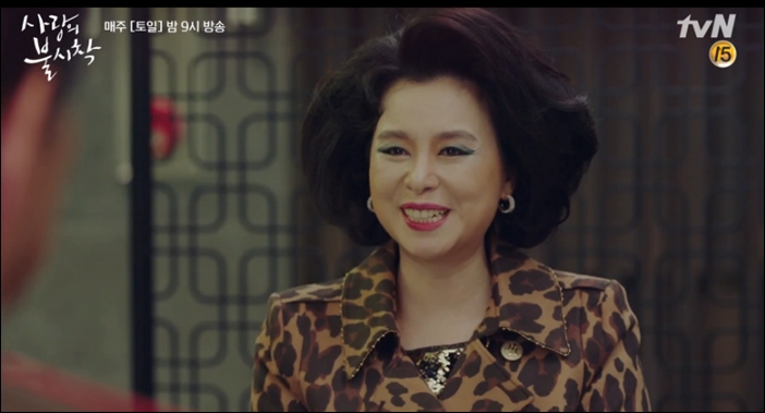 '사랑의 불시착'을 통해 '기생충'과는 확연히 다른 연기를 선보이고 있는 장혜진 / tvN '사랑의 불시착' 방송화면 캡처
