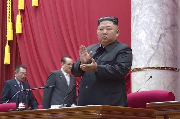 김정은 북한 국무위원장이 당 전원회의에 참석해 박수를 치고 있다. /조선중앙통신 캡쳐