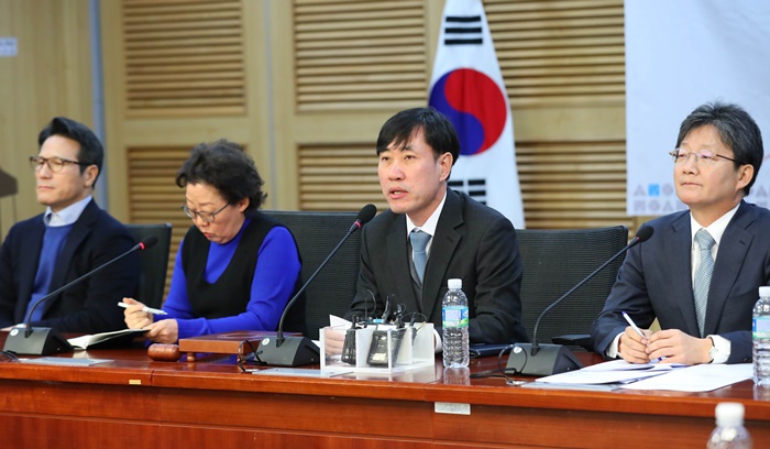 하태경(오른쪽 두번째) 새로운보수당 창당준비위원장은 2일 서울 여의도 국회 의원회관에서 열린 비전회의에서 "안 전 대표의 귀국을 열렬히 환영한다"고 말했다. /뉴시스