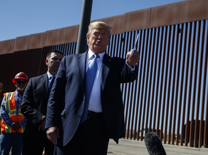 멕시코 국경을 통해 유입되는 불법 이민자들을 막기 위해 세워진 국경장벽을 살펴보고 있는 트럼프 대통령. /AP-뉴시스