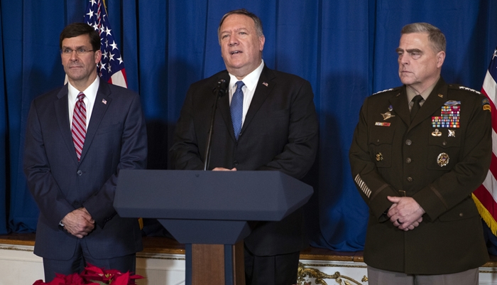지난해 12월 30일 마이크 폼페이오 장관이 마크 에스퍼 국방장관 등과 함께 미군의 이라크-시리아 공습에 대해 브리핑하고 있는 모습. /AP-뉴시스