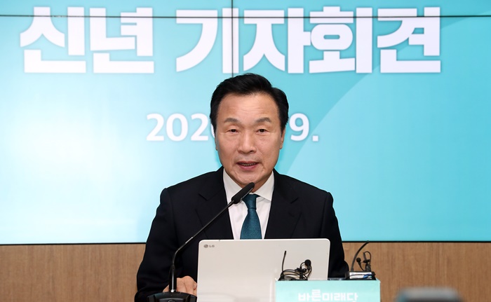 손학규 바른미래당 대표가 9일 오전 서울 여의도 중앙당사에서 신년 기자회견을 하고 있다. /뉴시스