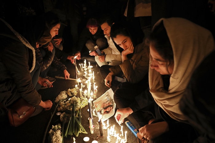 이란 수도 테헤란 아미르 카비르 대학 앞에서 11일(현지시간) 시민들이 우크라이나 여객기 오인 격추로 희생된 사람들을 추모하는 촛불을 켜고 있다. /AP-뉴시스