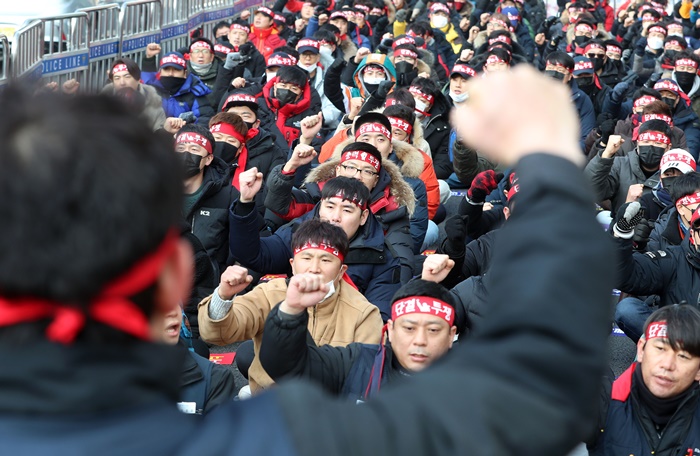 르노삼성 노조가 지난 10일 서울 본사 앞에서 상경투쟁을 벌이고 있다. /뉴시스