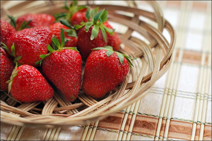 하우스 재배로 겨울철 수확이 보편화 된 딸기가 맛, 간편성, 심미성 등의 특징을 앞세워 식품 및 외식업체로부터 환대를 받고 있다.