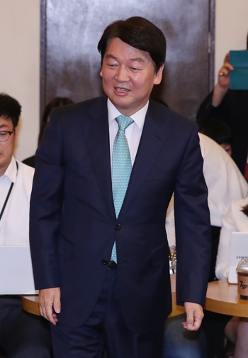 바른미래당 안철수 전 대표가 지난 2018년 7월 12일 오후 서울 여의도의 한 카페에서 기자간담회를 하고 위해 자리로 들어서고 있다. /뉴시스