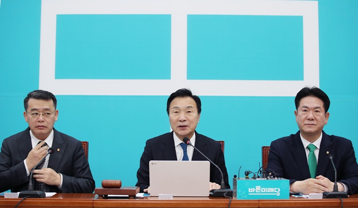 손학규 바른미래당 대표가 15일 서울 여의도 국회에서 열린 최고위원회의에서 발언을 하고 있다. /뉴시스
