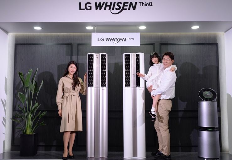 LG전자가 16일 2020년형 ‘LG 휘센 씽큐 에어컨’ 신제품 29종을 선보이고 본격적인 판매에 들어갔다. 모델들이 2020년형 LG 휘센 씽큐 에어컨 신제품을 소개하고 있다. /LG전자