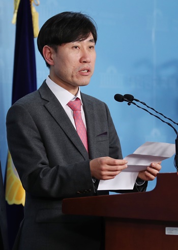 하태경 새로운보수당 책임대표가 지난 15일 서울 여의도 국회 정론관에서 혁신통합 관련 기자회견을 하고 있다. /뉴시스
