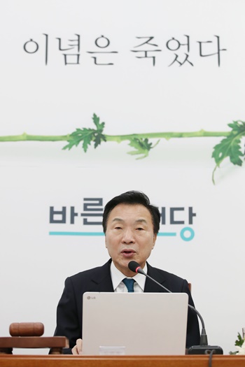 손학규 바른미래당 대표가 22일 서울 여의도 국회에서 열린 최고위원회의에서 발언을 하고 있다. /뉴시스