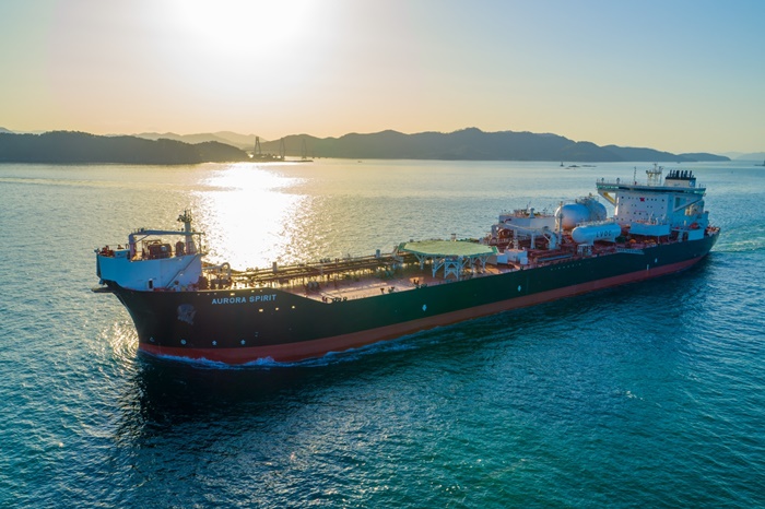 삼성중공업이 세계 최초 LNG 이중연료 추진 셔틀탱커의 건조를 성공적으로 마치고 인도했다. /삼성중공업
