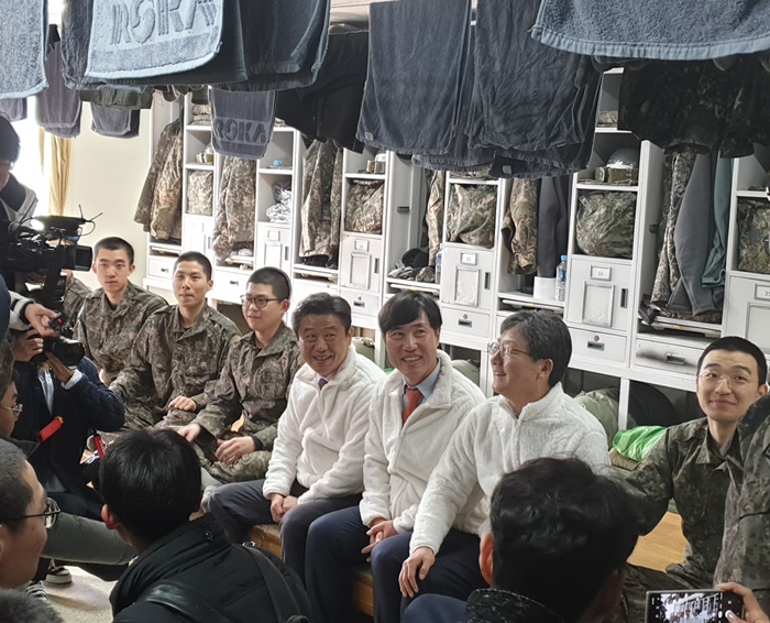 새로운보수당 지도부가 22일 오전 경기도 양주 육군 제25사단을 찾아 훈련병들과 이야기를 나누고 있다. /정호영 기자