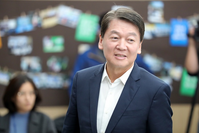 안철수 전 바른미래당 의원이 지난 22일 오전 서울 종로구 경제정의실천시민연합을 방문하고 있다. /뉴시스