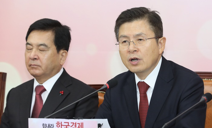 황교안 자유한국당 대표가 지난 23일 서울 국회에서 열린 최고위원회의에서 모두발언을 하고 있다. /뉴시스