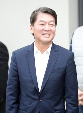 안철수 전 바른미래당 의원이 지난 22일 오전 서울 종로구 경제정의실천시민연합을 방문하고 있다. /뉴시스