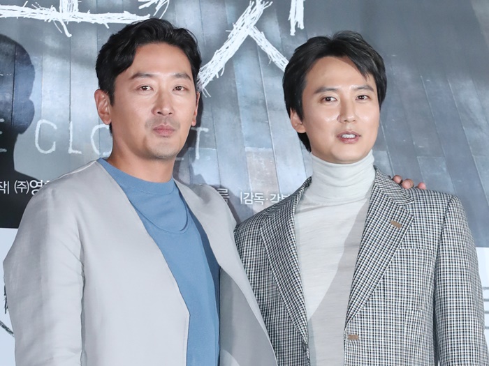 배우 하정우(왼쪽)과 김남길이 영화 ‘클로젯’(감독 김광빈)으로 만났다. /뉴시스