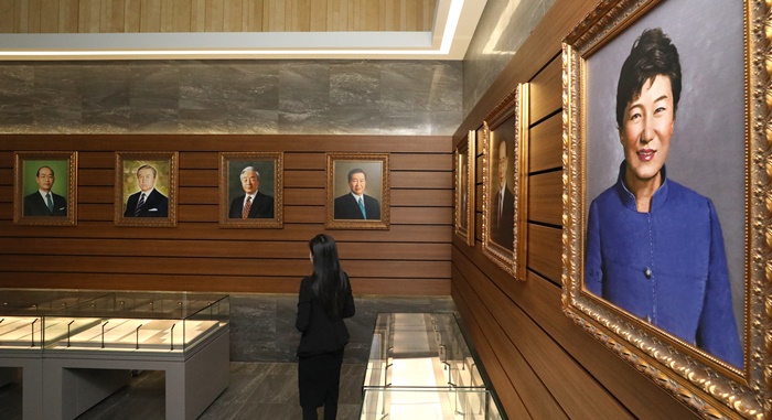 박근혜 전 대통령의 초상화를 비롯한 대통령 기록물들이 지난 24일 세종시 어진동 대통령기록관에 전시, 일반에 첫 공개됐다. /뉴시스