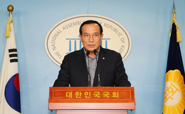 김중로 바른미래당 의원이 지난 2018년 11월 22일 오후 서울 여의도 국회 정론관에서 기자회견을 열고 한일군사정보보호협정(지소미아·GSOMIA) 종료 반대를 촉구하고 있다. /뉴시스