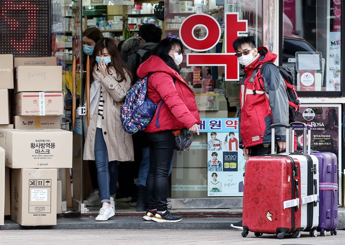 우한 폐렴(신종 코로나바이러스 감염증)이 확산 중인 29일 오후 서울 중구 명동의 한 약국에서 관광객들이 마스크를 구매하기 위해 줄을 서 있다. / 뉴시스
