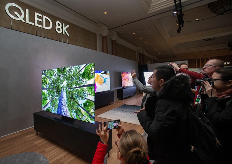 지난 5일(현지시간) 미국 라스베이거스에서 열린 삼성 퍼스트 룩 행사에 참가한 전 세계 기자들이 삼성전자 2020년형 QLED 8K 신제품의 15mm 초슬림 디자인 슬림의 살펴보고 있다. /삼성전자