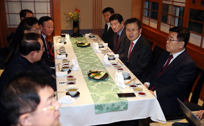 황교안 자유한국당 대표가 4일 오후 서울 여의도 한 식당에서 경북지역 의원들과 만찬을 가지고 있다. /뉴시스