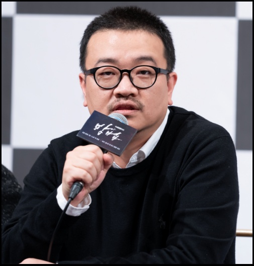 질문에 답변하는 연상호 작가의 모습 / tvN 제공