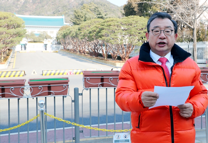 무소속 이정현 의원이 4일 청와대 앞에서 서울 종로에 출마할 것을 선언했다. /뉴시스