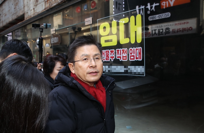 황교안 자유한국당 대표가 서울 종로지역 공실 상가를 둘러보고 있다. /뉴시스