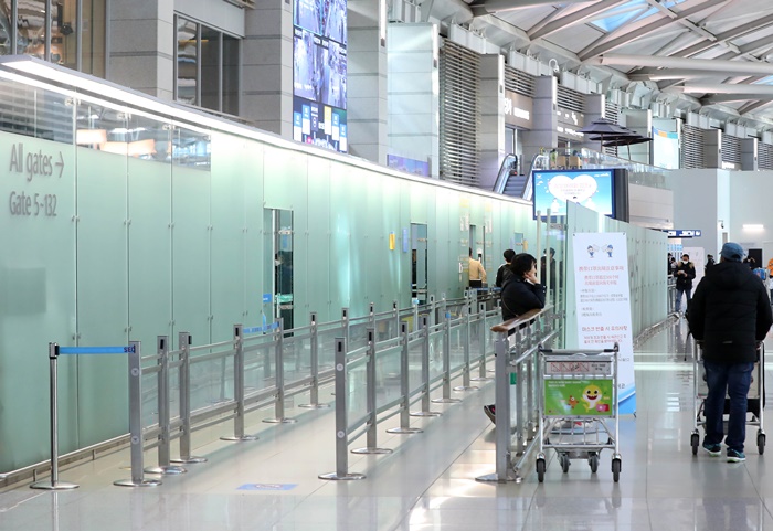 신종 코로나바이러스 사태가 한창이던 지난 6일 썰렁한 인천국제공항 출국장 모습. /뉴시스