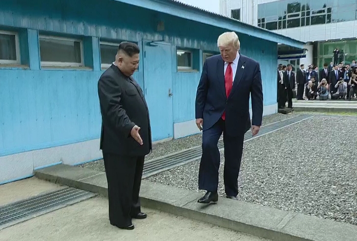 지난해 6월 방한한 트럼프 대통령이 판문점에서 김정은 위원장과 만나 군사분계선을 넘고 있다. /북한 조선중앙TV 캡쳐
