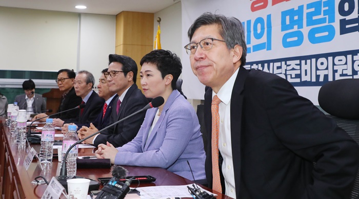 박형준(오른쪽) 통합신당준비위원회 공동위원장이 13일 서울 국회 의원회관에서 열린 통합신당 당명과 당헌 강령을 협의하는 회의에 참석했다. /뉴시스