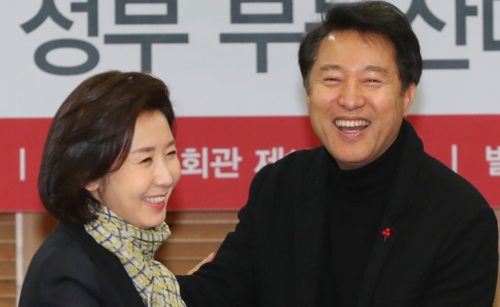 자유한국당 나경원 전 원내대표와 오세훈 전 서울시장이 서로 웃으며 악수를 하고 있다./ 뉴시스