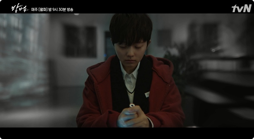 극중 10대 방법사 '백지소'(정지소 분)가 방법을 하는 장면 / tvN '방법' 방송화면