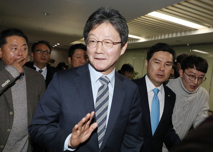 새로운보수당 출신인 유승민 의원이 9일 서울 국회 정론관에서 보수 통합 및 총선 불출마 선언 기자회견을 마친 후 기자들의 질문에 답하고 있다. /뉴시스