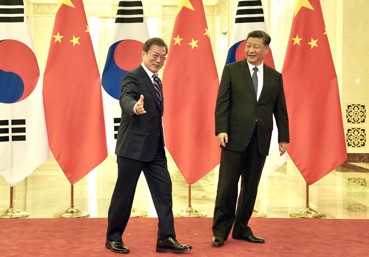 문재인 대통령과 시진핑 중국 국가주석이 지난해 12월 23일 중국 베이징 인민대회당에서 정상회담 전 악수를 한 후 회담장으로 향하고 있다. /뉴시스