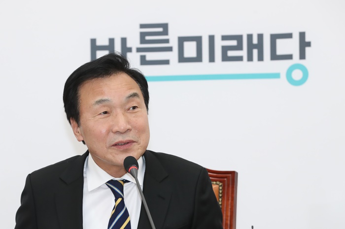 손학규 바른미래당 대표가 20일 서울 여의도 국회에서 기자회견을 열고 당대표 사퇴 의사를 밝히고 있다. /뉴시스