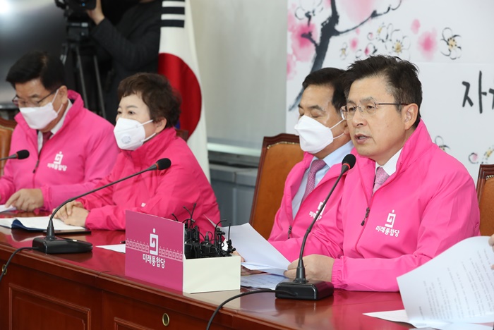 황교안 미래통합당 대표가 24일 서울 여의도 국회에서 열린 당 최고위원회의에서 발언하고 있다. /뉴시스