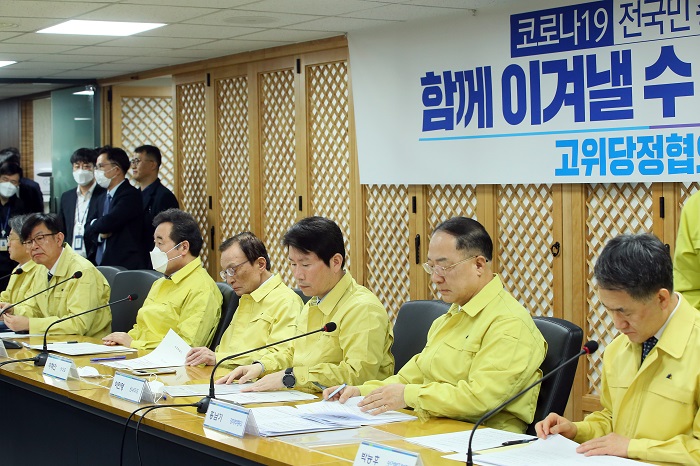 이해찬 더불어민주당 대표 등 참석자들이 25일 오전 서울 여의도 민주당 중앙당사에서 열린 당정협의회에서 심각한 표정을 짓고 있다. /뉴시스