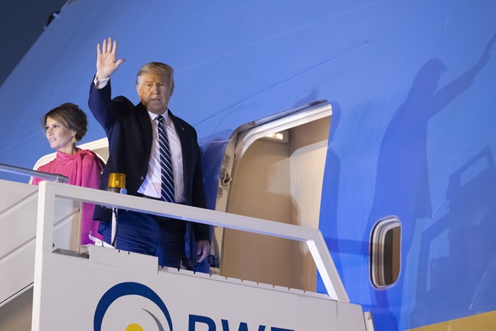 도널드 트럼프 미국 대통령과 부인 멜라니아 여사가 지난 25일(현지시간) 인도 뉴델리의 팔람 공군기지서 전용기를 타고 있다. /뉴시스-AP