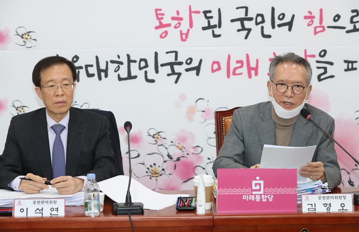 김형오 미래통합당 공천관리위원장이 지난 26일 서울 국회에서 열린 기자간담회를 모두발언을 하고 있다. /뉴시스