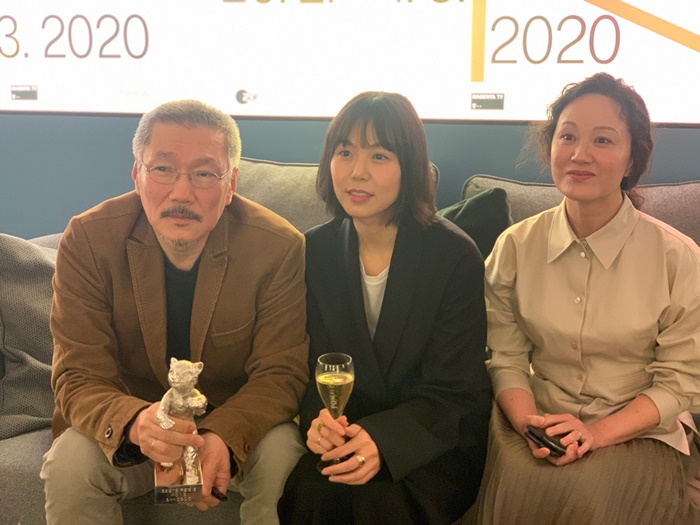 홍상수 감독이 ‘도망친 여자’로 베를린국제영화제에서 은곰상 감독상을 수상했다. (왼쪽부터) 홍상수·김민희·서영화