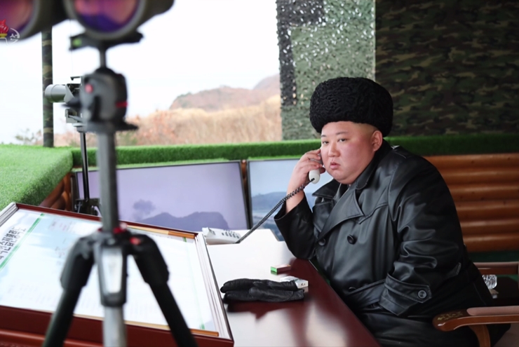 북한 조선중앙TV는 지난달 29일 김정은 북한 국무위원장이 인민군 부대 합동타격훈련을 지도했다고 보도했다. /뉴시스