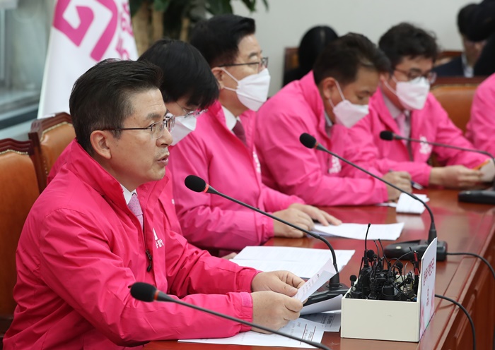 황교안 미래통합당 대표가 9일 서울 여의도 국회에서 열린 최고위원회의에서 발언하고 있다. /뉴시스