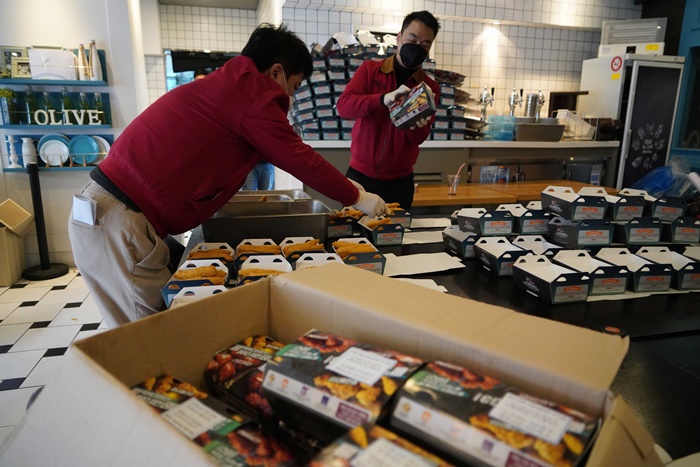 제너시스BBQ패밀리들이 대구지역 의료 봉사자들에게 나눠 줄 치킨세트 준비하고 있다. / 제너시스BBQ